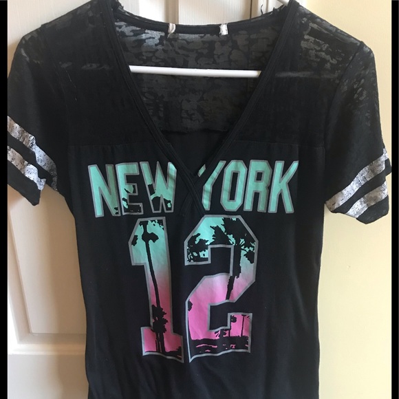 Rue21 Tops - GUC SHORT SLEEVE BLACK SHIRT/NY LOGO/MULTI COLOR💕